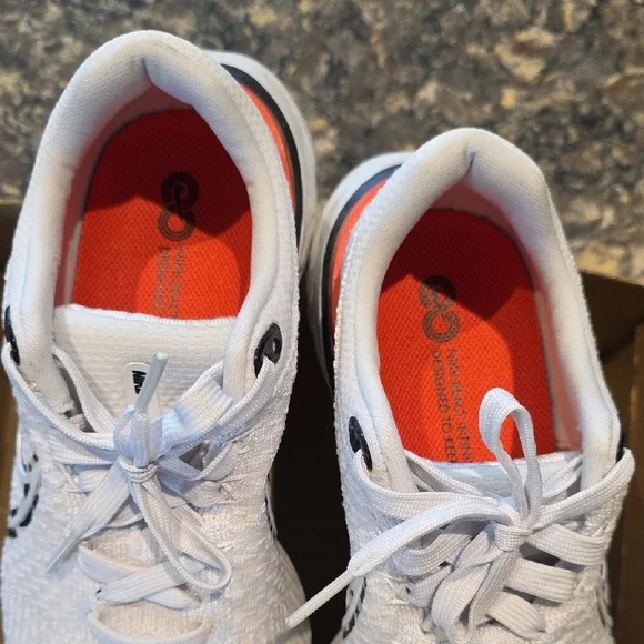 Women's Nike Sneakers 9.5 New - Picture 4 of 4